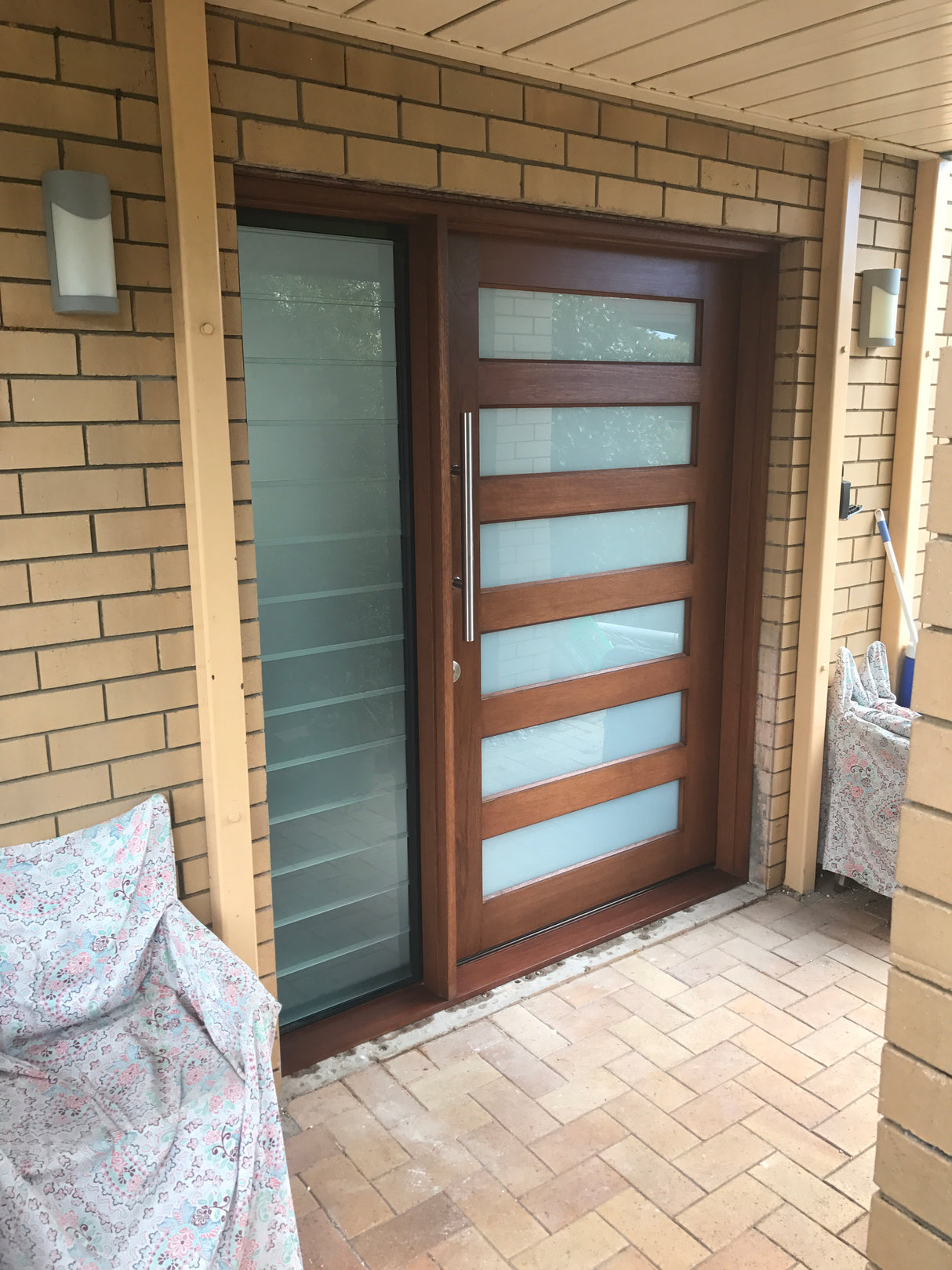 Louvred sidelight security screens