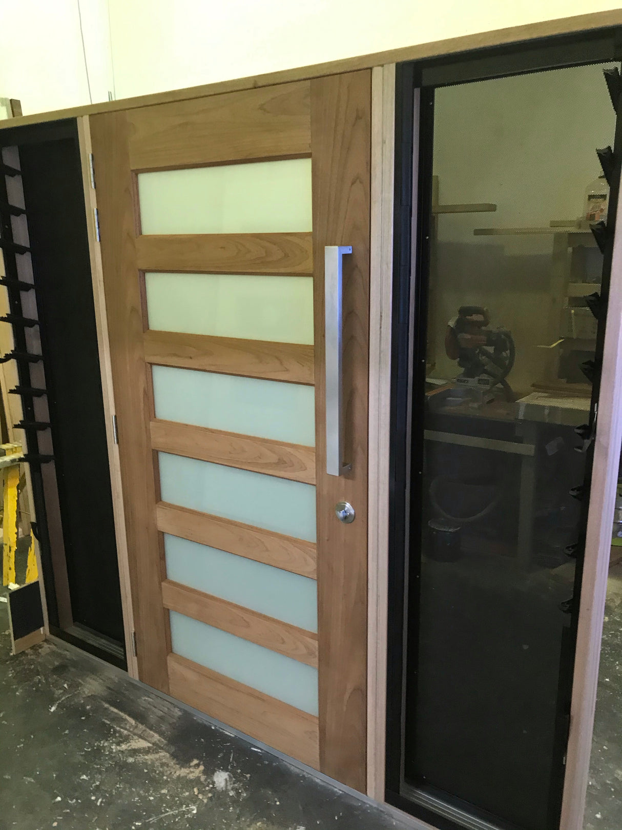 Louvred sidelight security screens