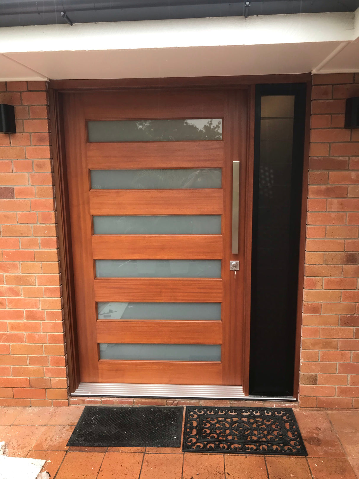 Louvred sidelight security screens